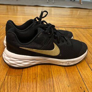 Boys Nike Sneakers Size 5Y
